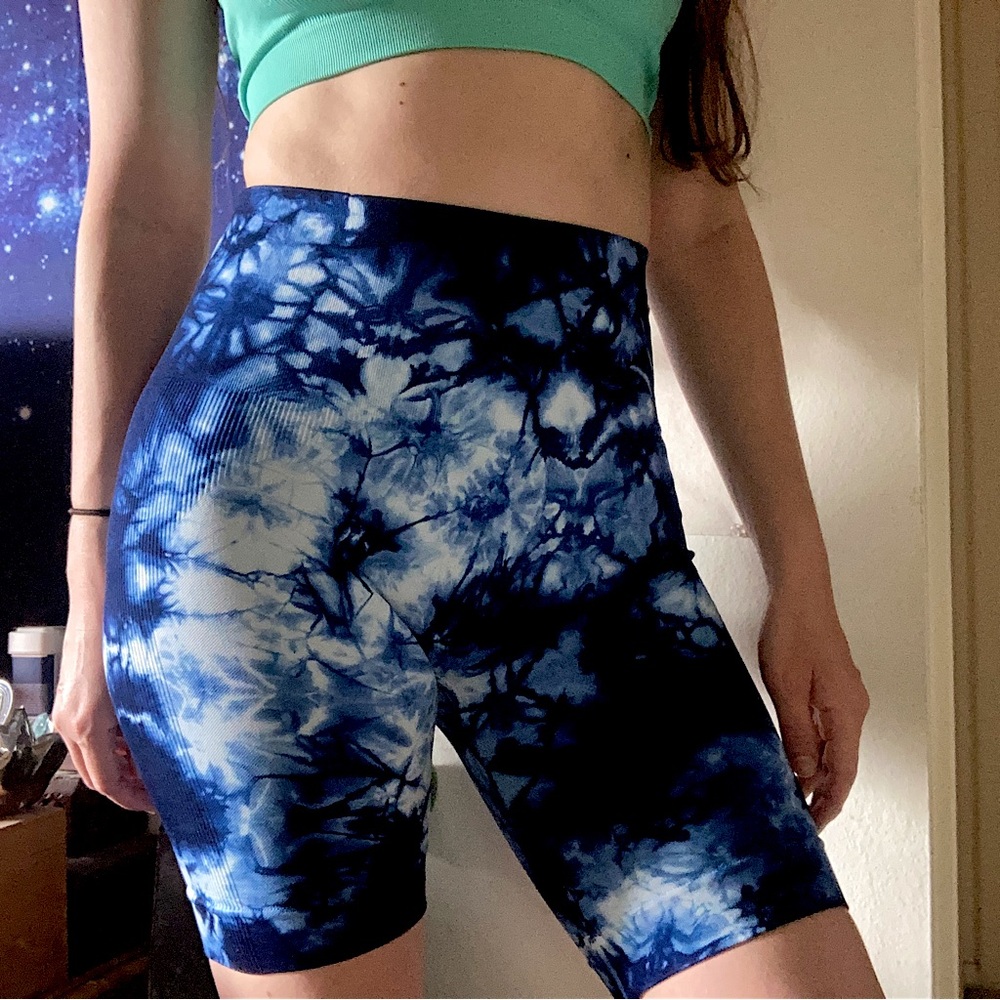 Set Active blue tie dye biker shorts